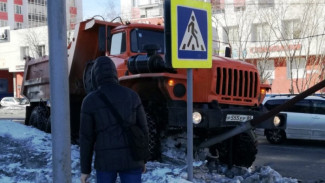 В Салехарде грузовик снес светофор