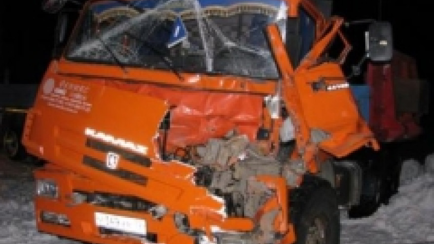 В Тарко-Сале в результате столкновения большегрузов, водителя госпитализировали в реанимацию с травмами ног