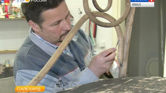 В главном музее Ямала реставрируют старинную венскую кушетку