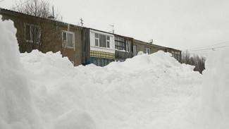 Ни проехать, ни пройти: один из жилых кварталов Ноябрьска оказался в снежном плену