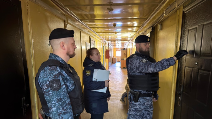 Не хотел съезжать, но приставы убедили: в Ноябрьске мужчину выселили из аварийного жилья