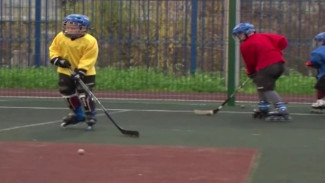 Вместо коньков ролики, а вместо льда спортплощадка: в Харпе проводят сухие тренировки для будущих хоккеистов