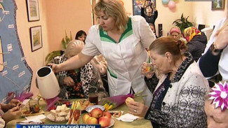 Тихие разговоры и немного внимания. Союз пенсионеров России поздравил женщин Харпского дома-интерната