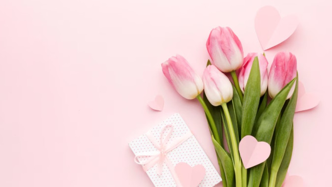 «Цветы мамам Героев»: на Ямале поздравили матерей участников СВО 