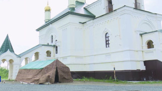 Божий дом на ремонте: в Лабытнанги прихожанам приходится молиться в палатке