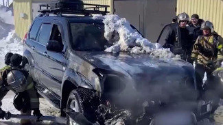 В Салехарде пожарные тушили Toyota Land Cruiser