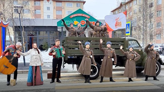 Артисты поздравили единственного в Салехарде участника Великой Отечественной войны Николая Шакурова