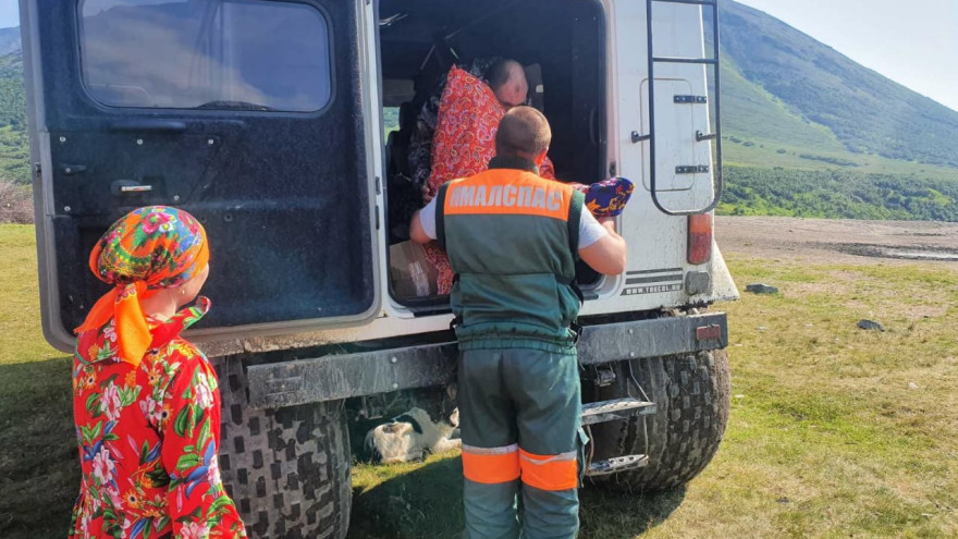 На Ямале спасатели помогли доставить малышку из чума в окружную больницу