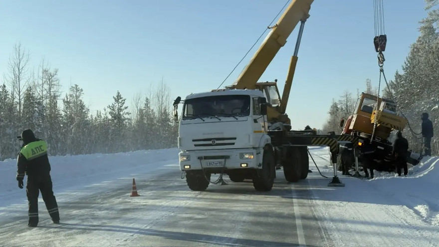 На Ямале автоинспекторы помогли водителю в экстремальных условиях