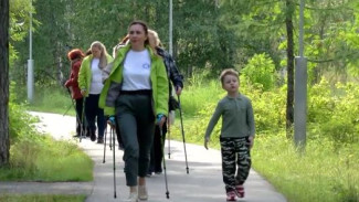 Надымчане занимаются скандинавской ходьбой вместе с доктором: чем полезна такая прогулка