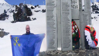 95 вершин за 14 лет: житель Муравленко попытался еще раз покорить Эльбрус с флагом родного города