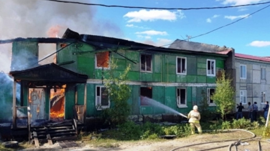 Эвакуированы 16 человек: в п. Уренгой дотла сгорел жилой дом