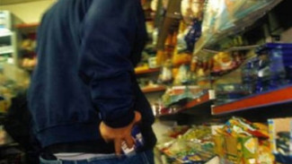 На Ямале 20-летний парень взломав магазин, украл деньги и продукты