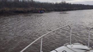 Ямалспасовцы выручили мужчину, у которого в устье реки сломался лодочный мотор