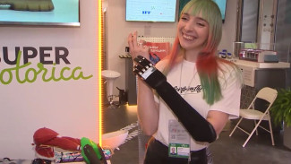 Во Владивостоке девушки-кибермодели примерили бионические протезы рук