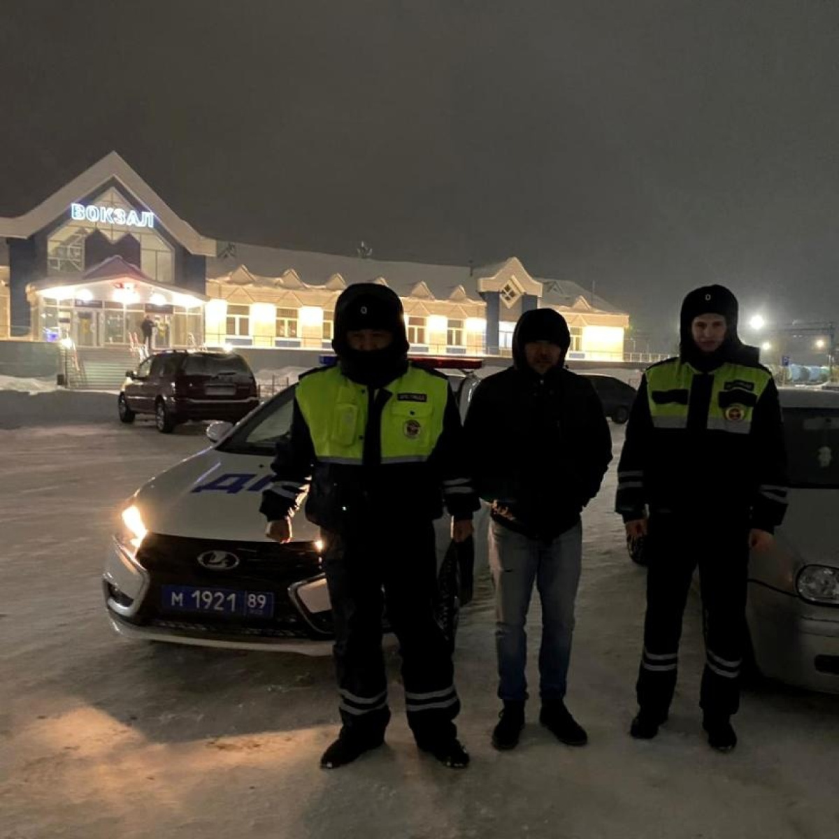 Ямальские полицейские не дали замерзнуть семейной паре на загородной трассе  – Новости Салехарда и ЯНАО – Вести. Ямал. Актуальные новости Ямала