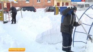 В Муравленко целыми днями освобождают от снега игровые площадки