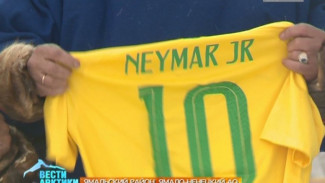 Зачем ямальским тундровикам раздали футболки с автографом известного бразильского футболиста