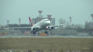 Экстремальная посадка самолёта SSJ 100 авиакомпании «Ямал» попала на видео