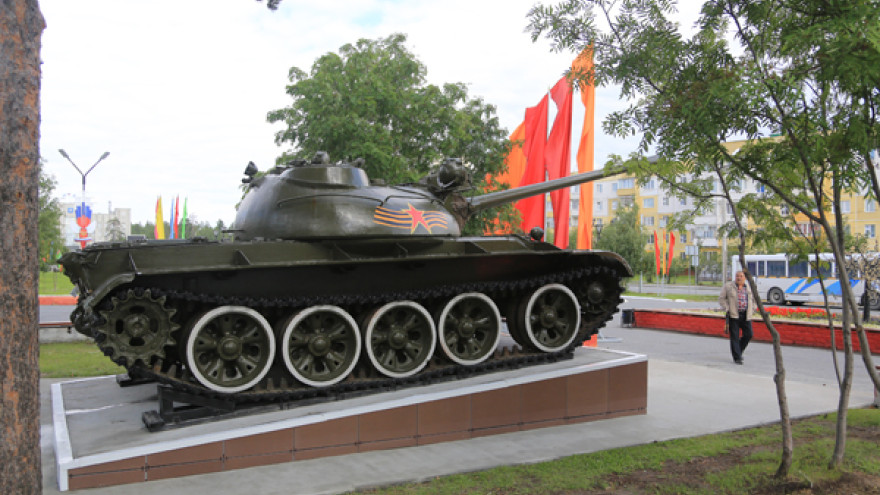 В центре Ноябрьска установили танк Т-55