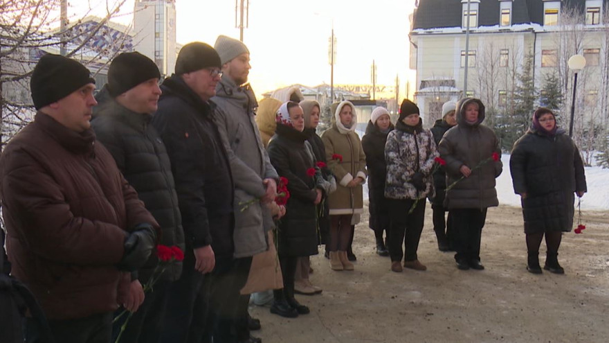 В Салехарде открыли мемориальную доску герою СВО Сергею Власову