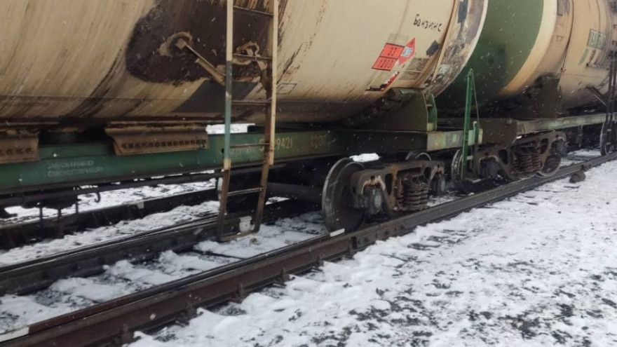 Восемь вагонов поезда сошли с рельсов на Ямале