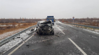 На Ямале из-за ледяных корок на дороге случилась крупная авария с пострадавшим