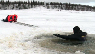 На переправе Салехард-Лабытнанги спасали ушедших под лед: сотрудники Ямалспаса прошли учебную тренировку