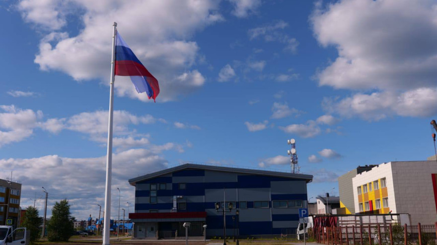 В Коротчаево установили 25-метровый флагшток с российским триколором