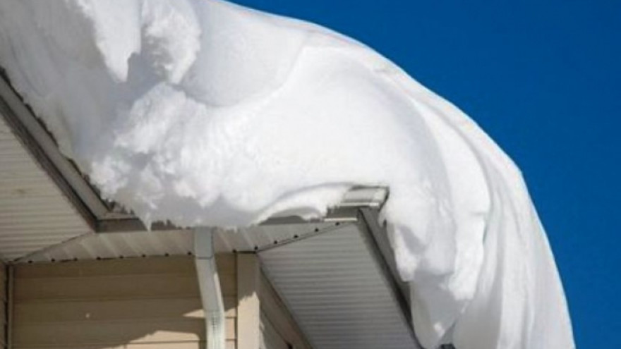 В Муравленко на воспитанницу детсада упала снежная глыба