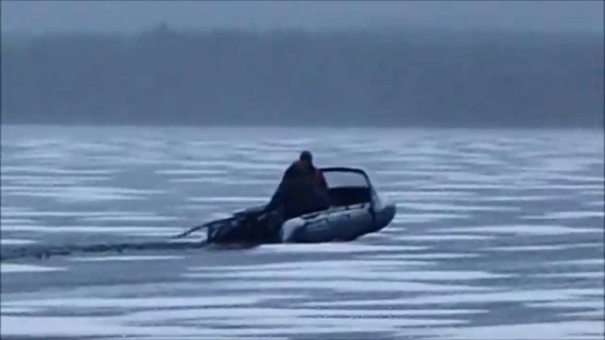 На Ямале лодка с человеком вмерзла в лед прямо посреди реки