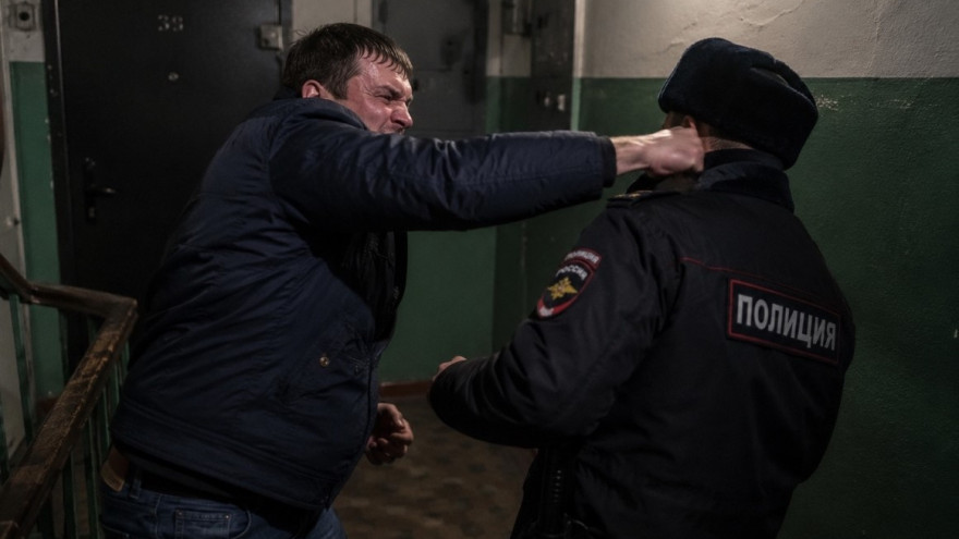 Жителю Тарко-Сале грозит до пяти лет лишения свободы за избиение полицейского