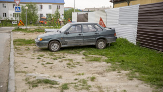 В Салехарде за парковку на газонах автовладельцев накажут рублём