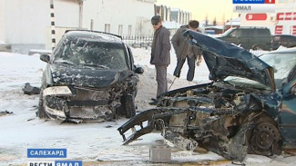Сегодня в Салехарде столкнулись два автомобиля Nissan Аlmera. Пострадавших доставили в больницу