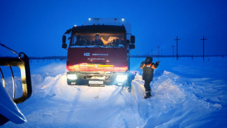 Спасатели «Ямалспаса» пришли на помощь северянам, чьи автомобили оказались заблокированы снегом