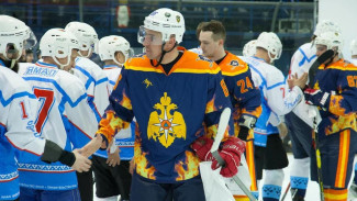 Команды МЧС России и Ночной хоккейной лиги ЯНАО встретились на товарищеском матче в Салехарде