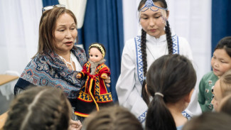 В Мысе Каменном педагог открыла мастерскую по пошиву национальных костюмов