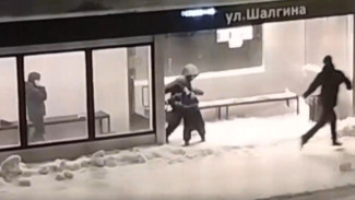 Дети устроили взрыв петард в теплой остановке Салехарда