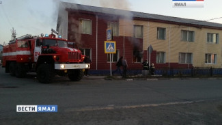 В Аксарке пожарные спасли из огня целую семью