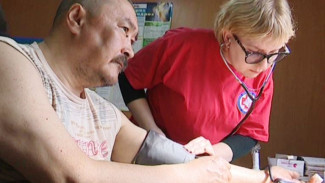 Врачи идут к пациентам: мобильная бригада из медиков-волонтеров наведалась в отдаленный поселок Пельвож 