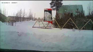 В Ноябрьске поселок УТДС превратился в полигон для складирования снежных куч