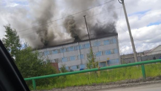 Оперативные новости: в эти минуты пожарные тушат трехэтажное здание в Ноябрьске (ВИДЕО)