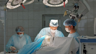 На Ямале два нейрохирурга одновременно провели сложнейшую операцию одному пациенту