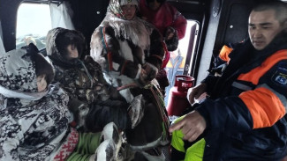 Спасатели помогли семье, застрявшей посреди зимника