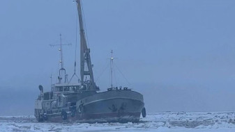 В Тазовском районе рядом с селом Гыда застряла во льдах баржа с топливом