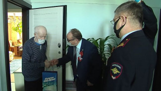 Ямальские полицейские навестили ветеранов и поздравили их с предстоящим праздником 