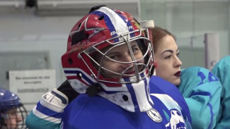 Не слабый пол: женская хоккейная команда Ямала отметила 8 марта на льду