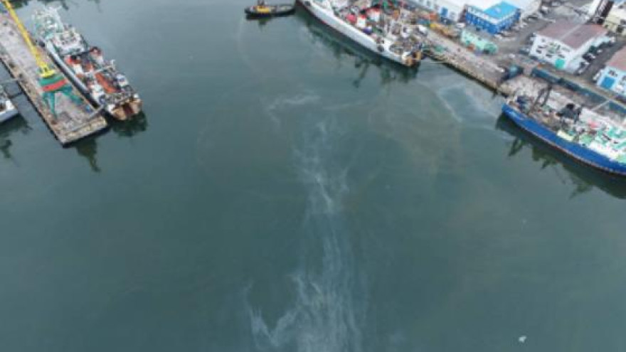 На Камчатке произошел крупный разлив нефтепродуктов в Авачинской бухте 