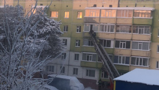 В Муравленко полыхал жилой дом: огнеборцы спасли 11 человек, из которых 5 - дети (ВИДЕО)