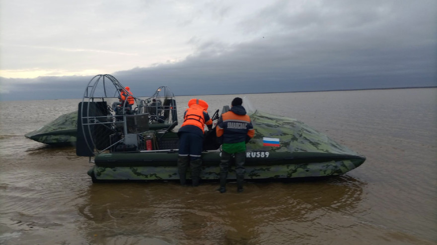 Застряли посреди реки: в Ямальском районе спасатели выручили трёх северян с ребёнком